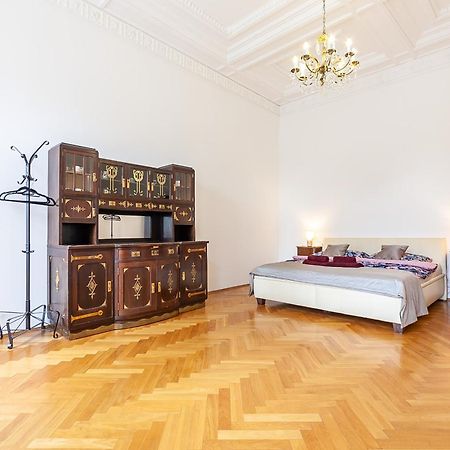 Royal Apartment By Charles Bridge View Of Saint Nicholas Church Praag Buitenkant foto