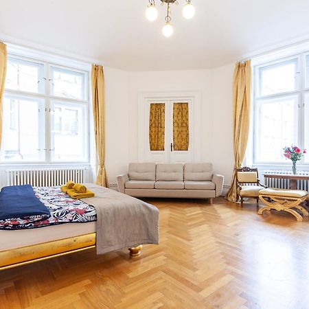 Royal Apartment By Charles Bridge View Of Saint Nicholas Church Praag Buitenkant foto