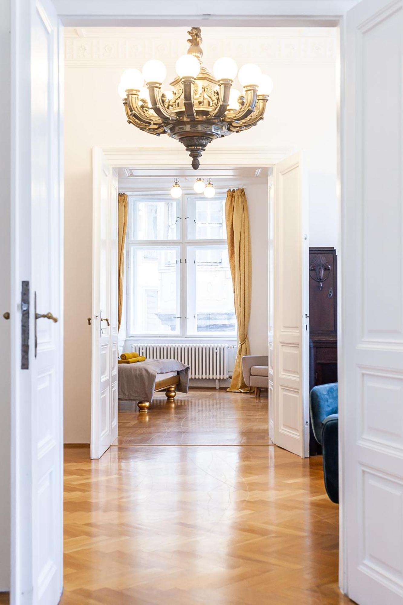 Royal Apartment By Charles Bridge View Of Saint Nicholas Church Praag Buitenkant foto