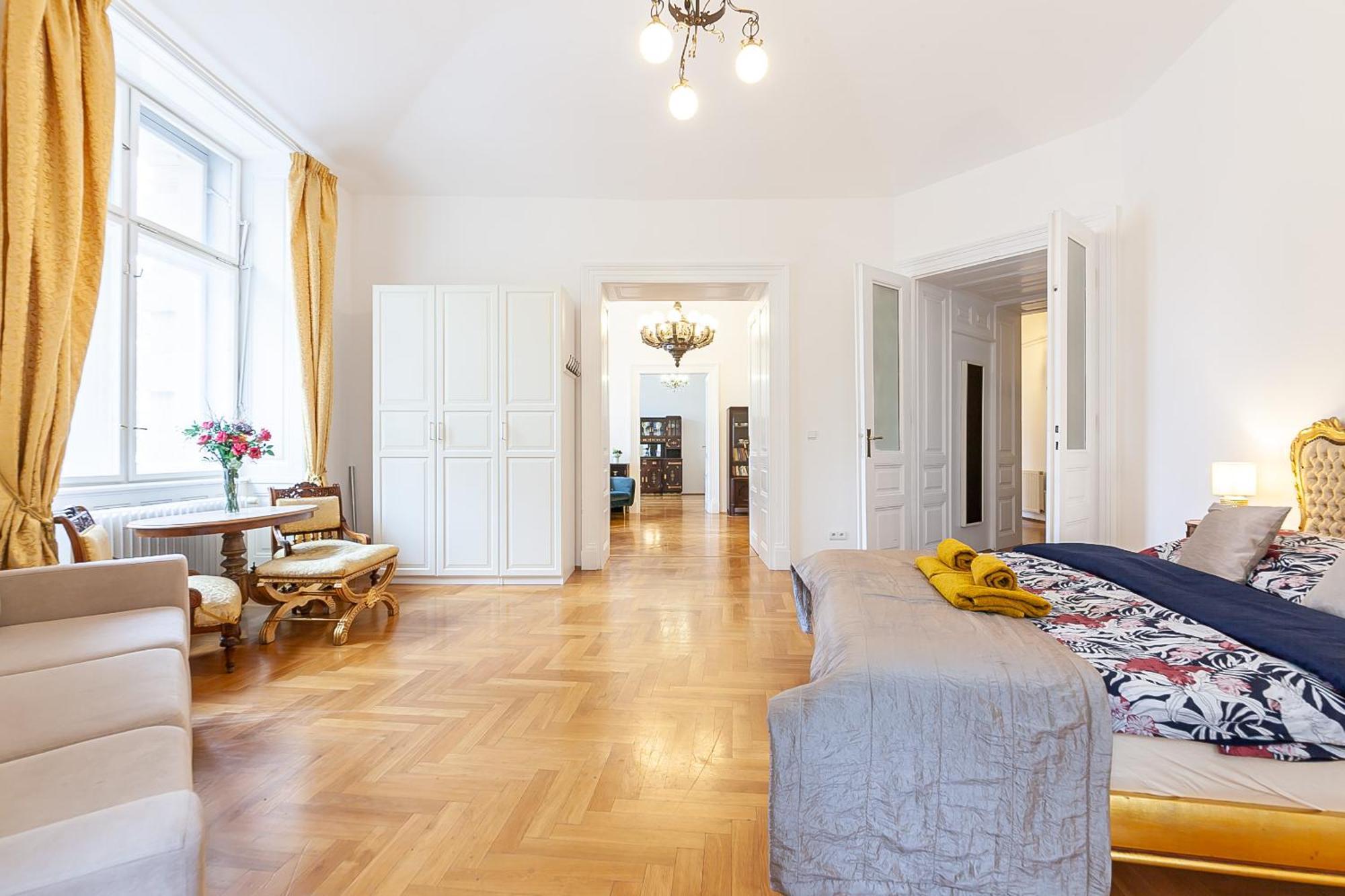 Royal Apartment By Charles Bridge View Of Saint Nicholas Church Praag Buitenkant foto