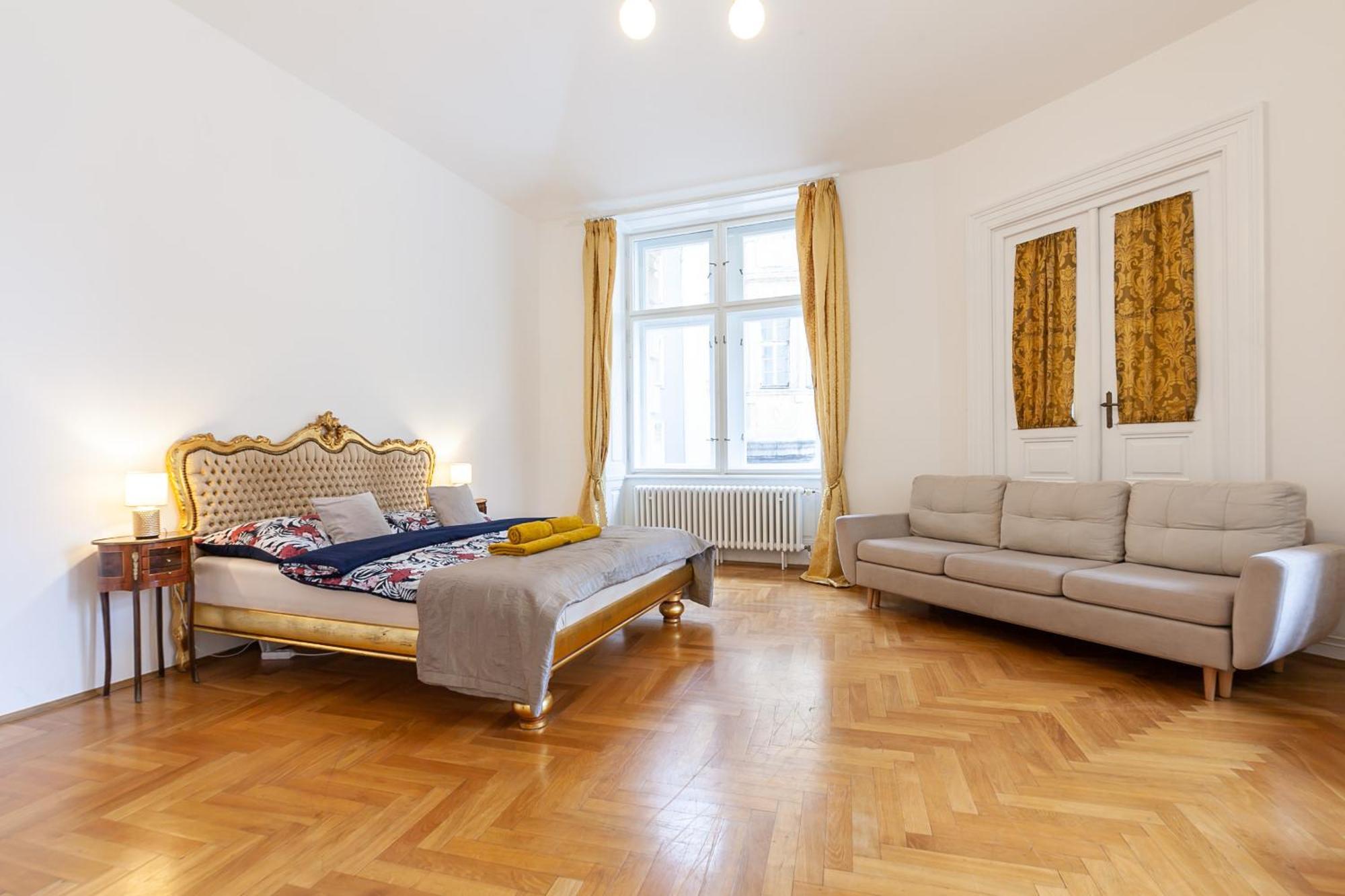 Royal Apartment By Charles Bridge View Of Saint Nicholas Church Praag Buitenkant foto