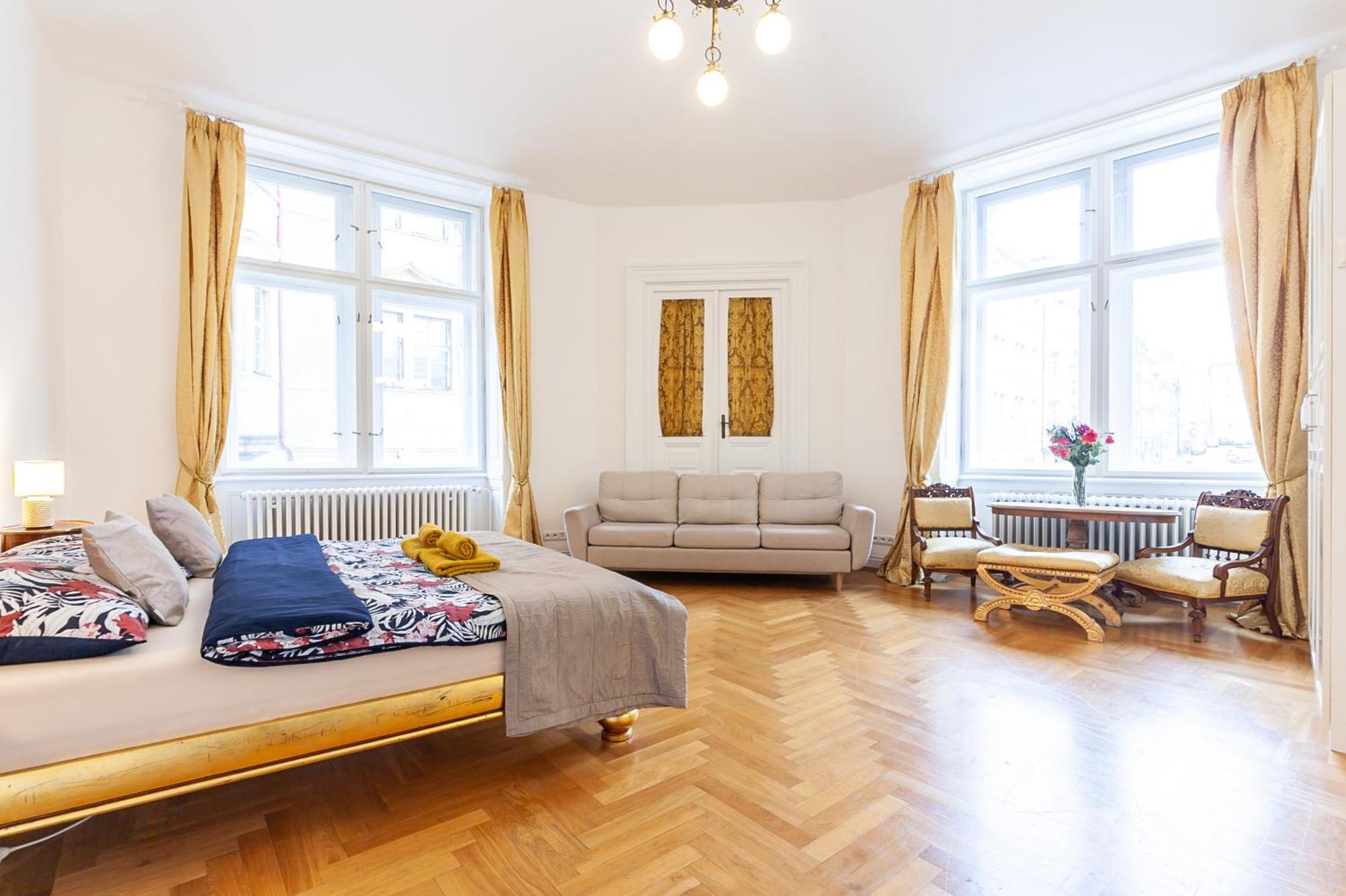 Royal Apartment By Charles Bridge View Of Saint Nicholas Church Praag Buitenkant foto