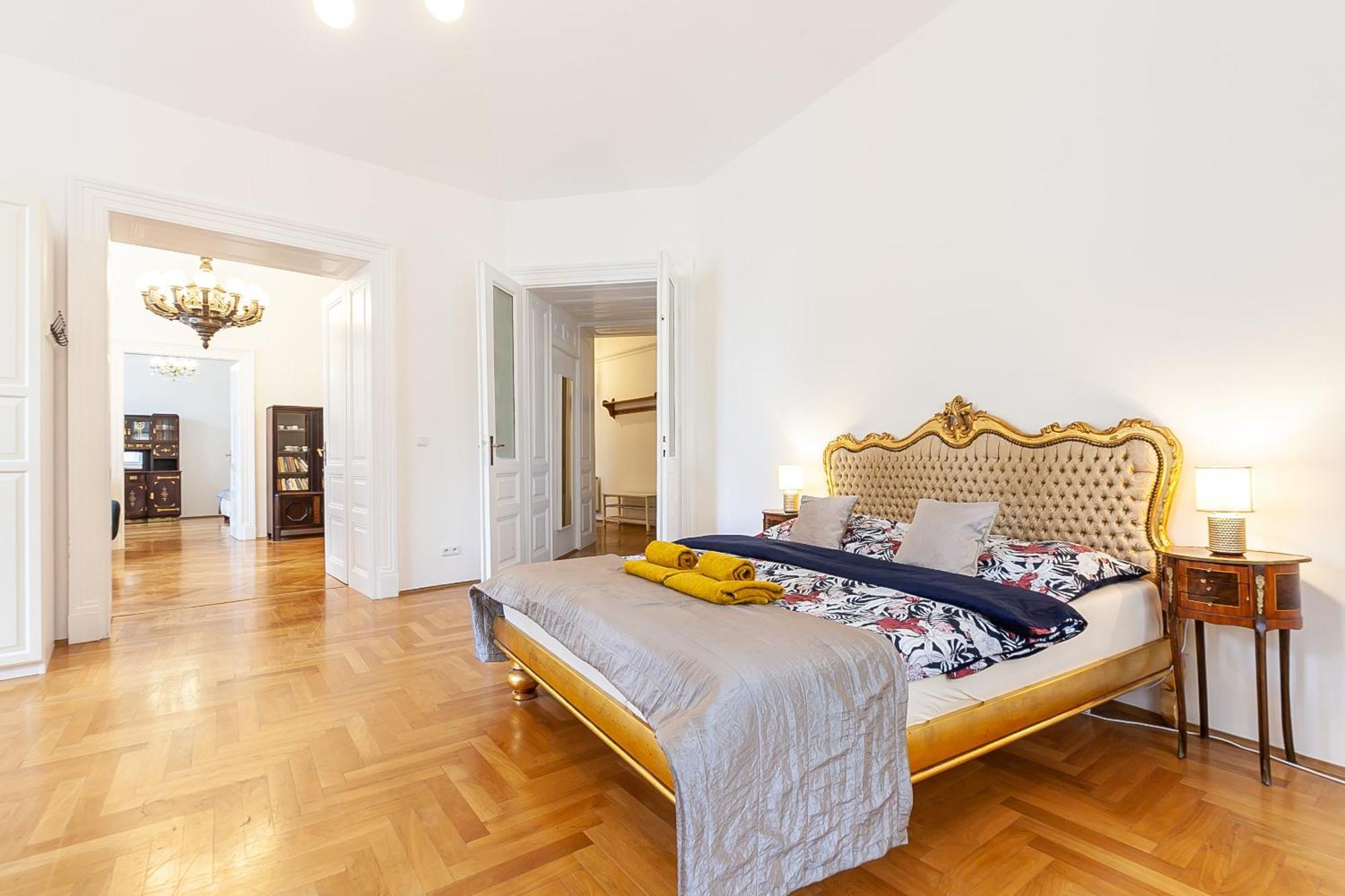 Royal Apartment By Charles Bridge View Of Saint Nicholas Church Praag Buitenkant foto
