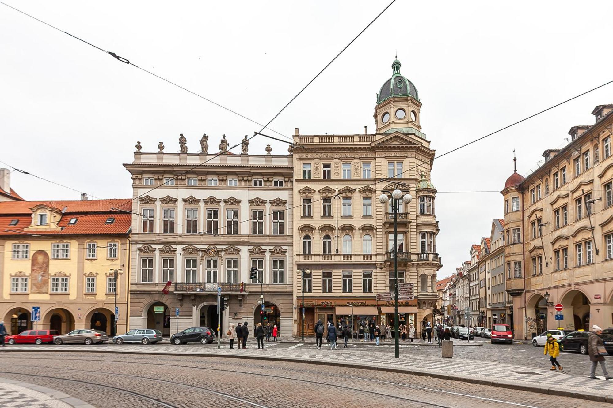 Royal Apartment By Charles Bridge View Of Saint Nicholas Church Praag Buitenkant foto