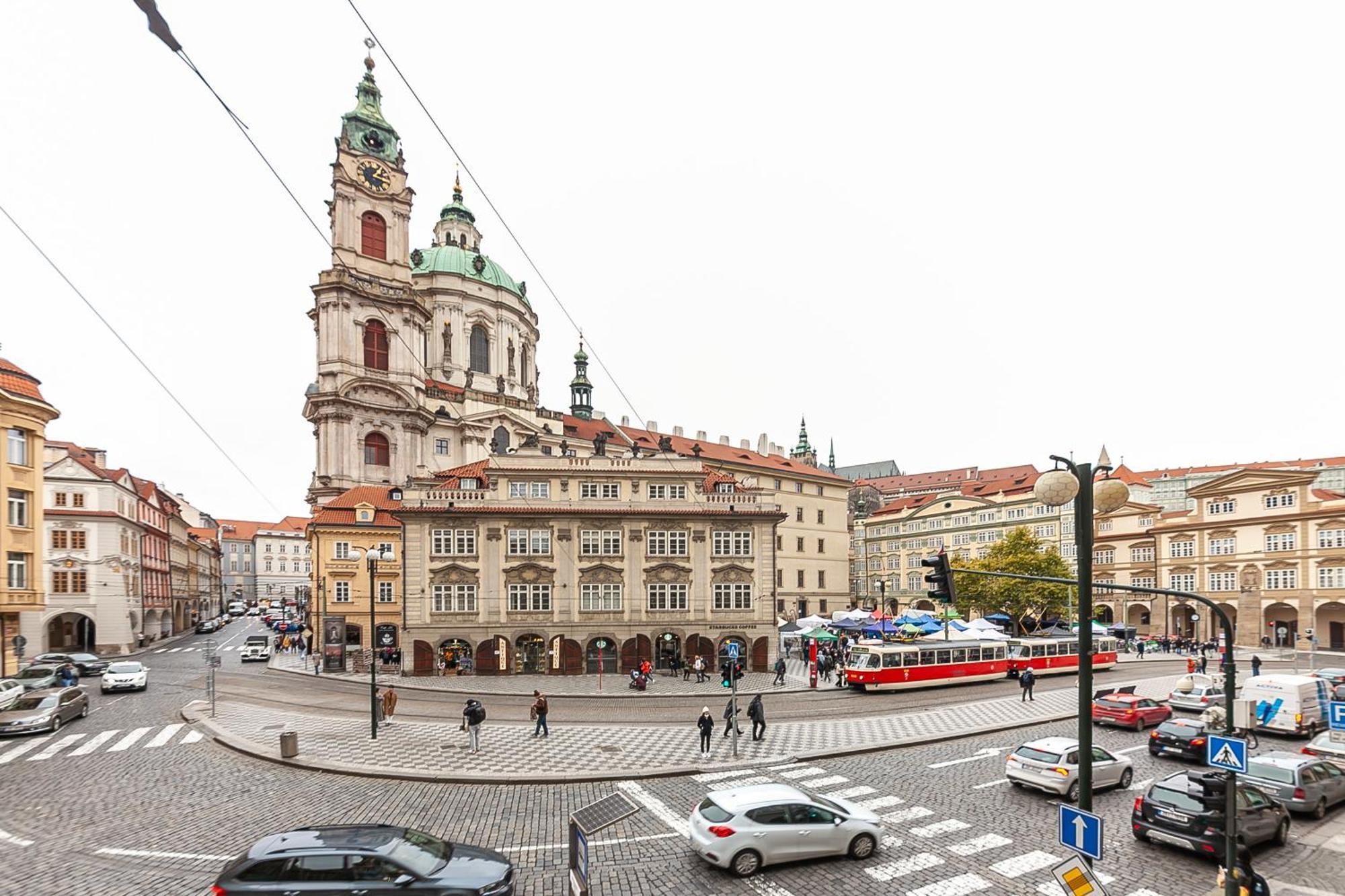 Royal Apartment By Charles Bridge View Of Saint Nicholas Church Praag Buitenkant foto