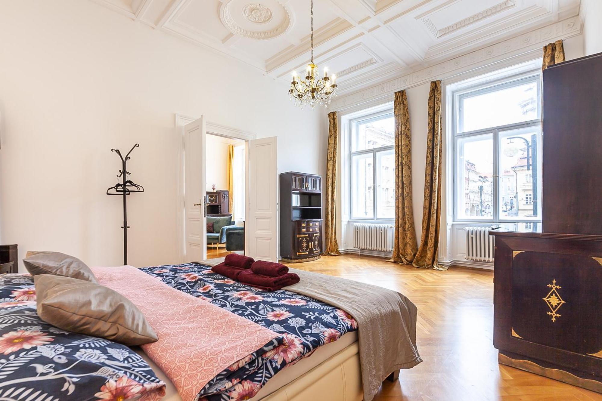 Royal Apartment By Charles Bridge View Of Saint Nicholas Church Praag Buitenkant foto