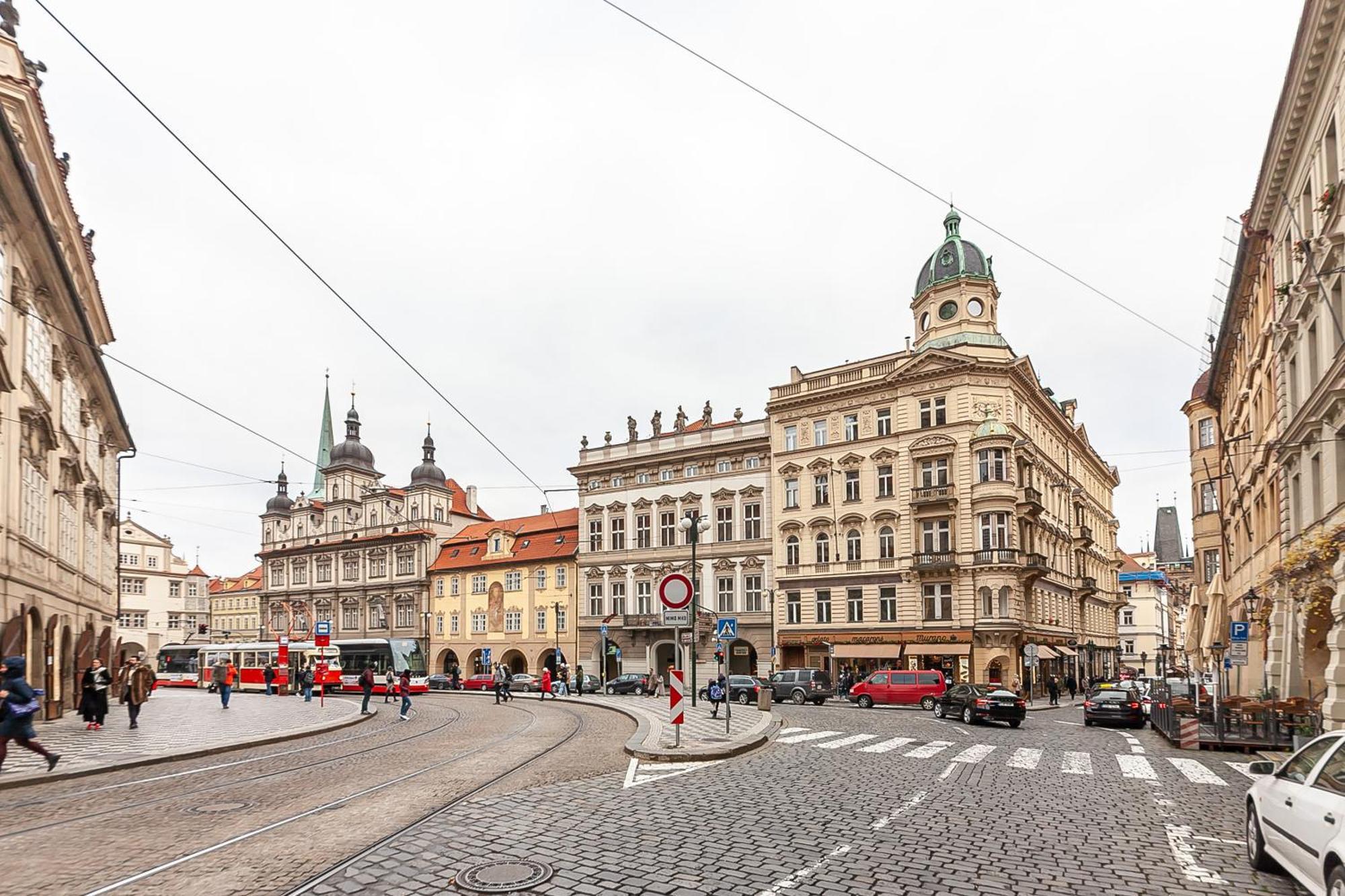 Royal Apartment By Charles Bridge View Of Saint Nicholas Church Praag Buitenkant foto