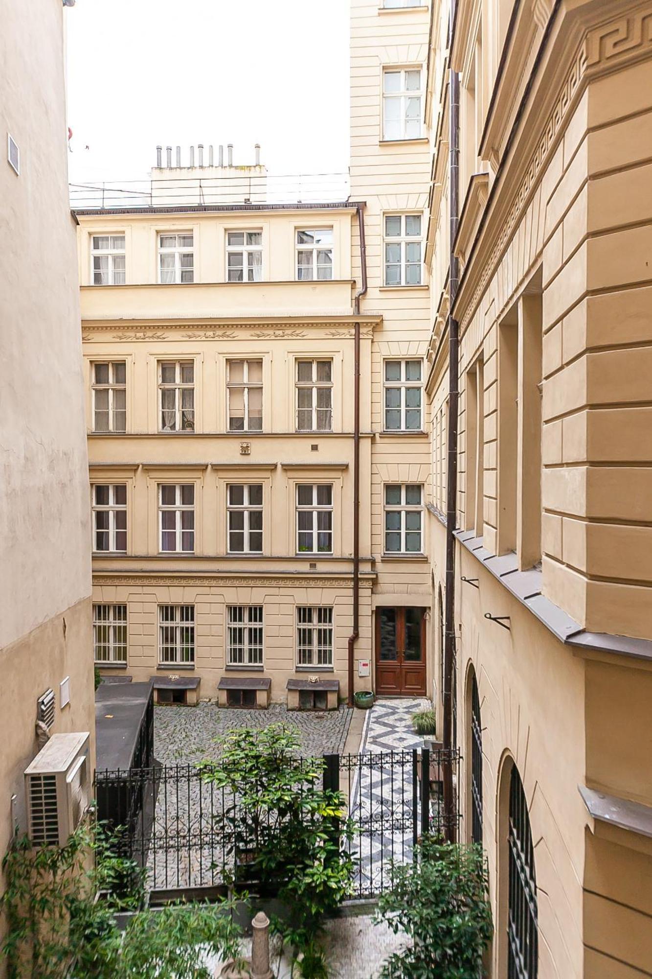 Royal Apartment By Charles Bridge View Of Saint Nicholas Church Praag Buitenkant foto