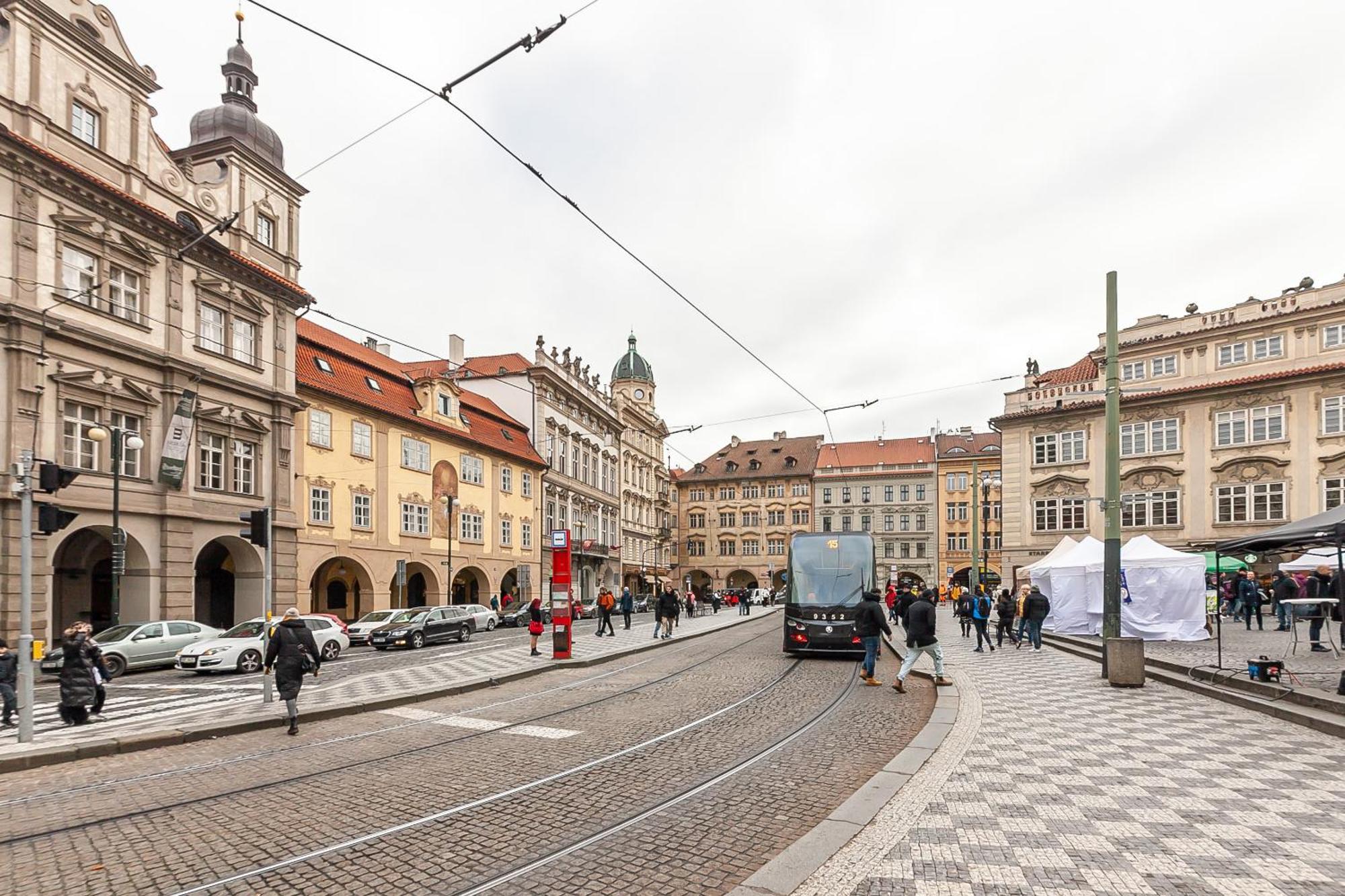Royal Apartment By Charles Bridge View Of Saint Nicholas Church Praag Buitenkant foto