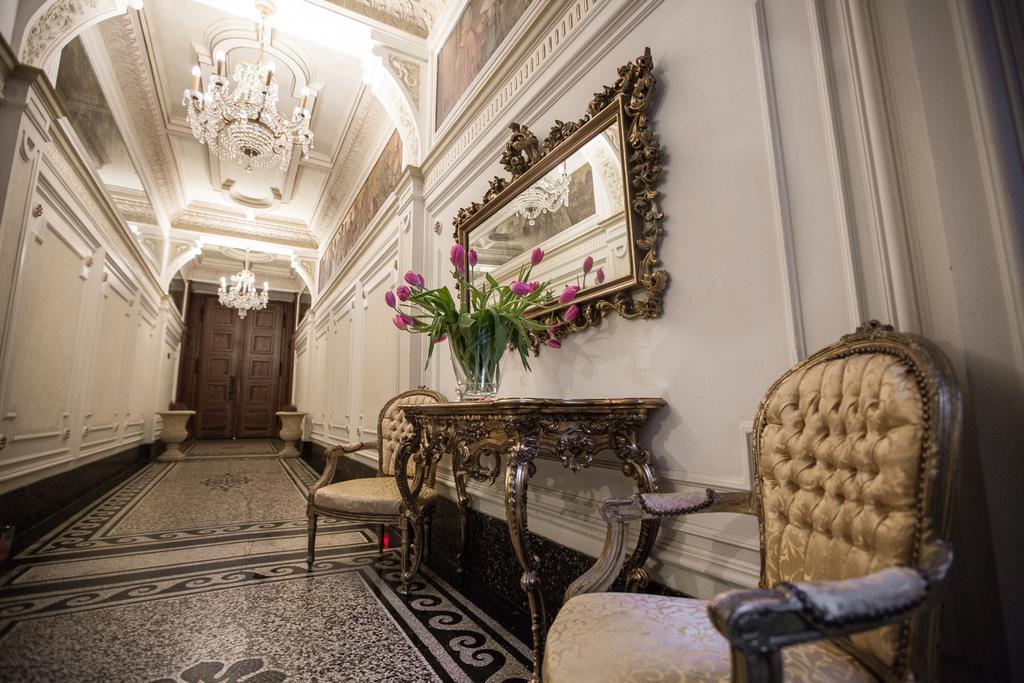 Royal Apartment By Charles Bridge View Of Saint Nicholas Church Praag Buitenkant foto