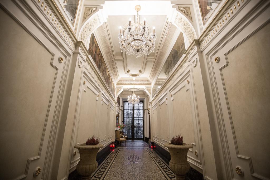 Royal Apartment By Charles Bridge View Of Saint Nicholas Church Praag Kamer foto