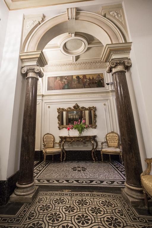 Royal Apartment By Charles Bridge View Of Saint Nicholas Church Praag Kamer foto