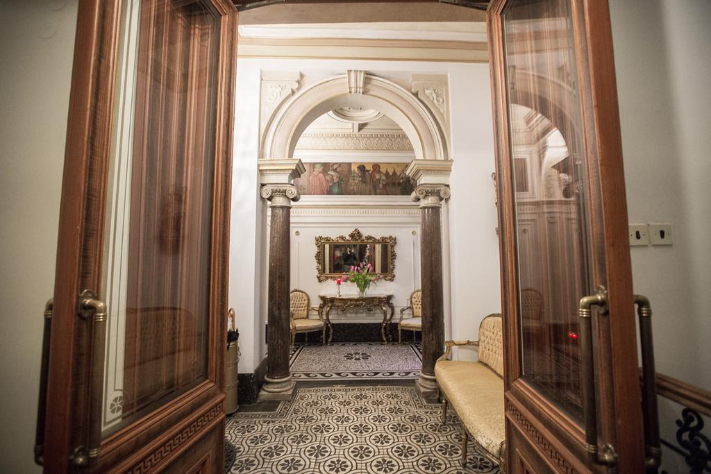 Royal Apartment By Charles Bridge View Of Saint Nicholas Church Praag Buitenkant foto