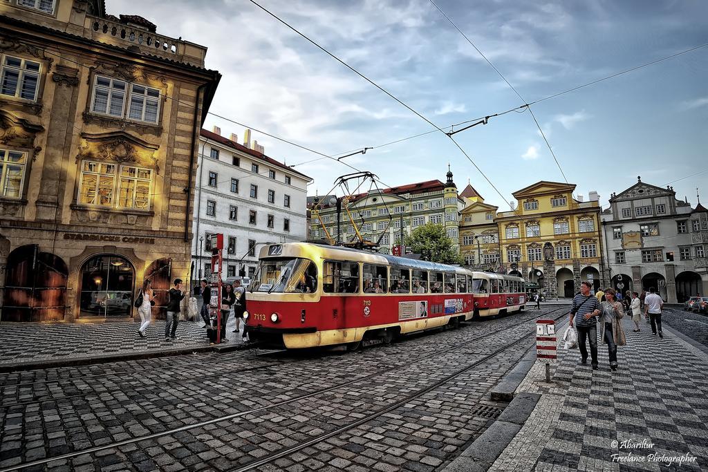 Royal Apartment By Charles Bridge View Of Saint Nicholas Church Praag Buitenkant foto