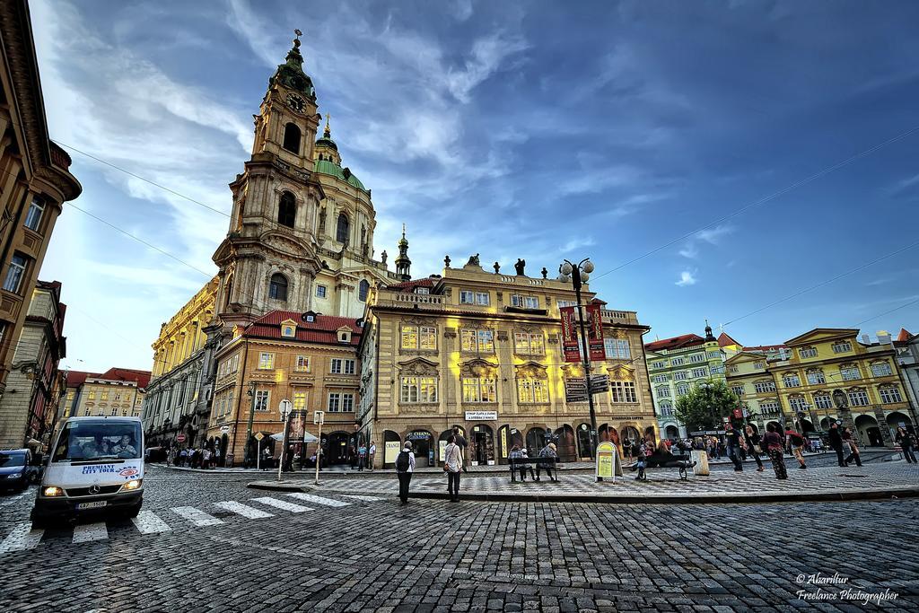 Royal Apartment By Charles Bridge View Of Saint Nicholas Church Praag Kamer foto