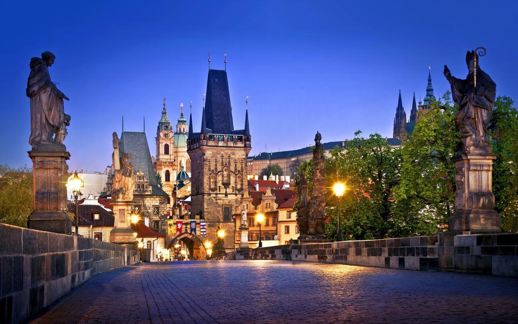 Royal Apartment By Charles Bridge View Of Saint Nicholas Church Praag Kamer foto